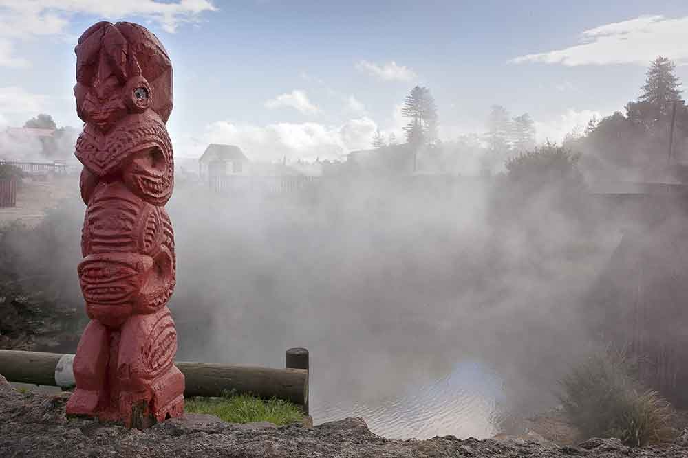 traditional-maori-totem-pole 