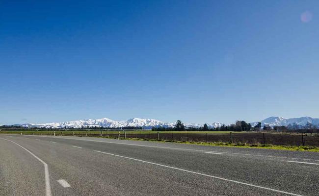 road-from-christchurch-to-queenstown-with-mountain-view 