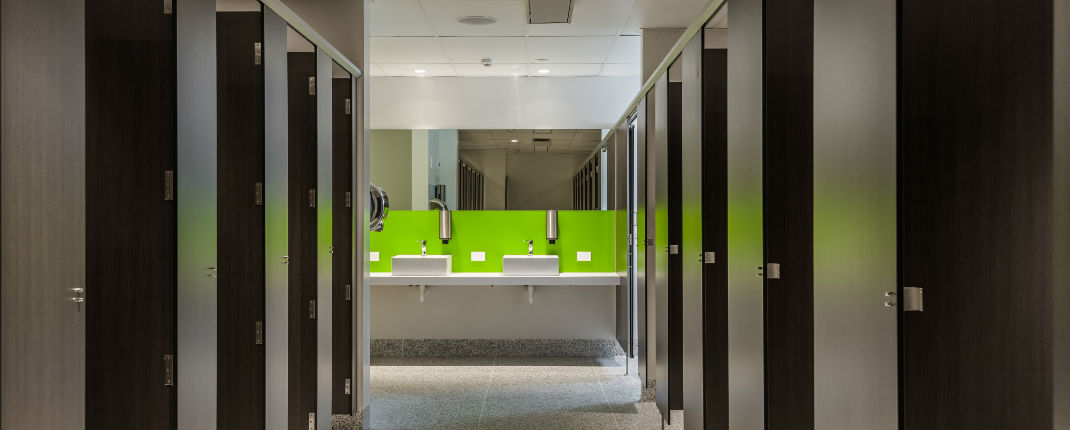 shared-bathrooms-at-jucy-snooze-christchurch
